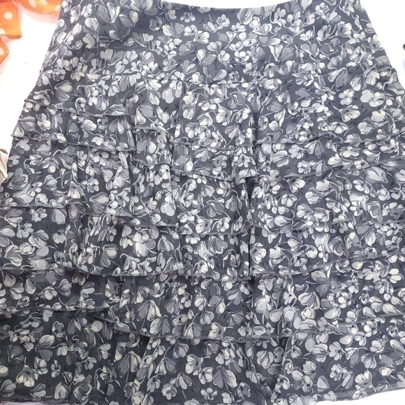 Loft Ruffled Floral Layered Gray Skirt Sz 4 - Picture 11 of 13